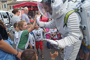 Enfants et astronaute